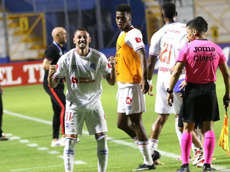 El uruguayo Dibble se lució con dos goles que le dieron la victoria al Olimpia.