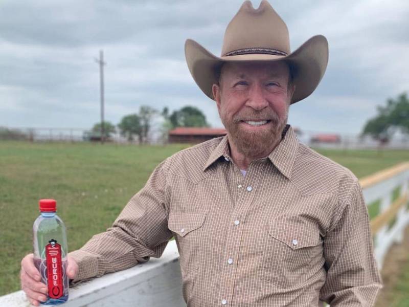 El fallecimiento de Chuck Norris ha generado una ola de reacciones a nivel internacional, así como interrogantes en torno a las causas que provocaron su muerte a los 86 años.