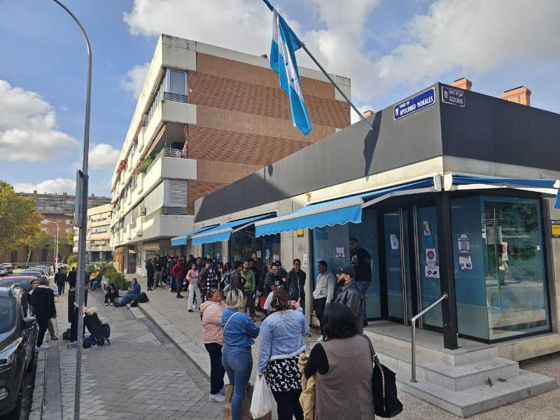 Largas filas de hondureños en los diversos puntos de la DNTV en España para tramitar sus licencias de conducir.