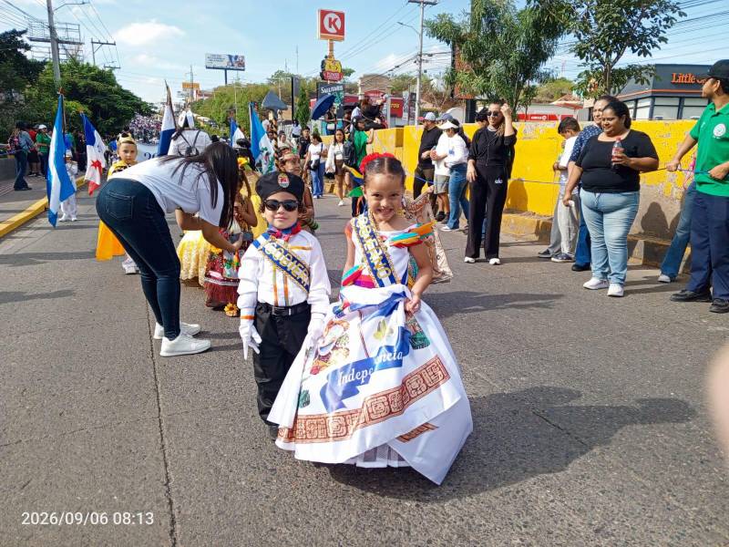 Los más pequeños rinden homenaje a Honduras por su independencia.