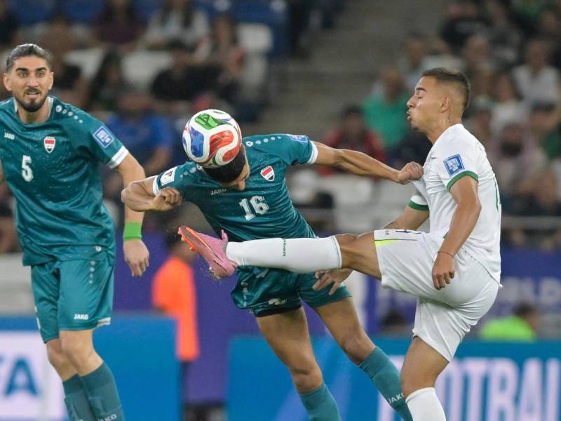 Amir Alammari (c) de Irak disputa el balón con Robson Matheus (d) de Bolivia.