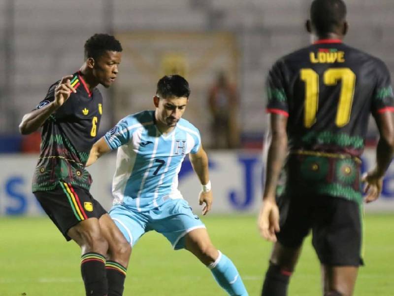 Jonathan Rubio estuvo cerca de abrir el marcador en el inicio del Honduras vs Jamaica.