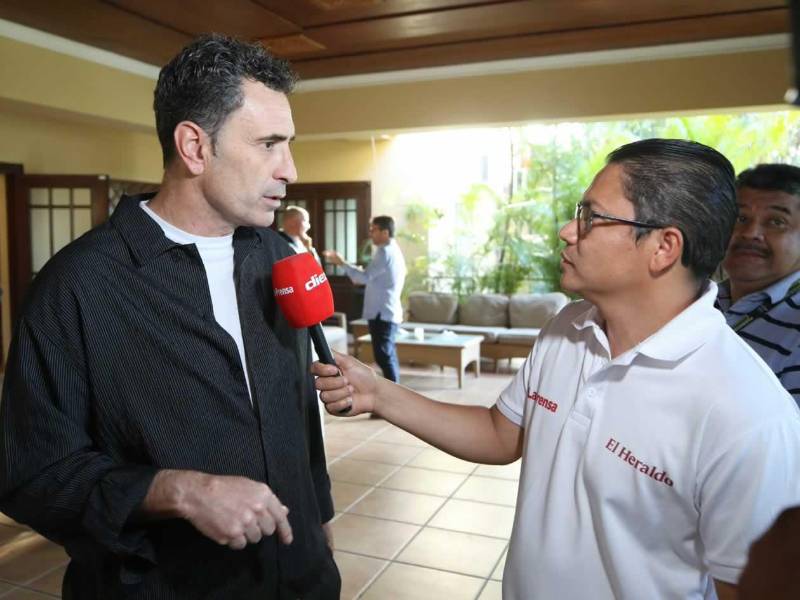 Francisco Molina, siendo entrevistado por el periodista de Grupo OPSA, Erlin Varela.