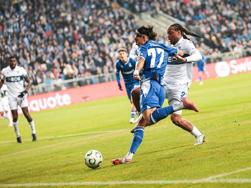 Luis Palma en una jugada de ataque contra el Lausanne-Sport.