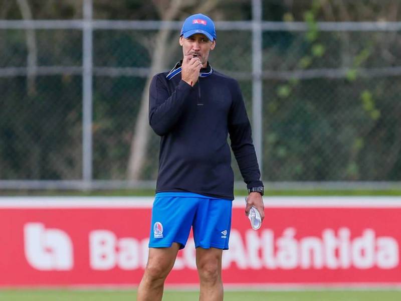 Eduardo Espinel dirigiendo un entrenamiento con el Olimpia.