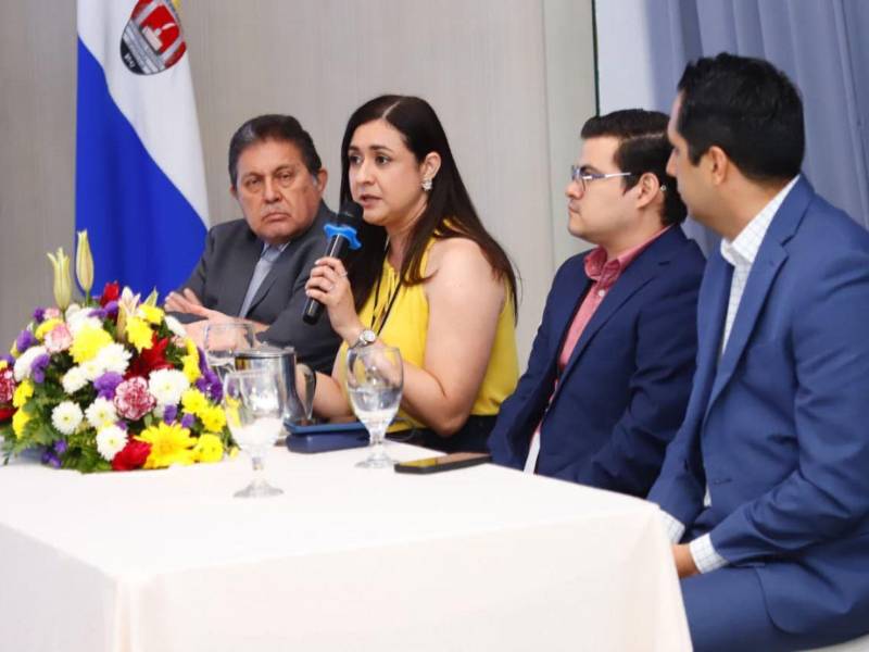 Especialistas durante la tercera jornada de actualización de medicina interna.