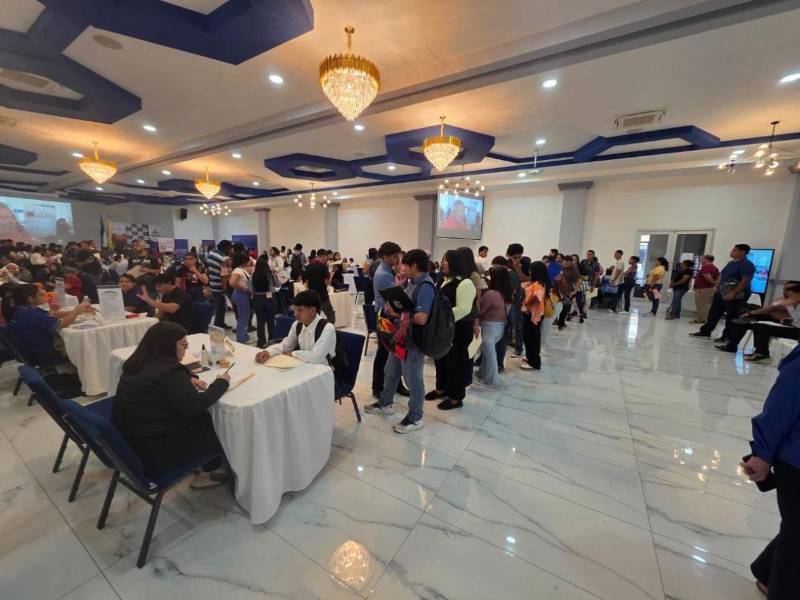 La Feria de Empleo, organizada por la Mesa Técnica de Empleabilidad de San Pedro Sula, reunió a más de 35 empresas que ofrecieron plazas laborales para facilitar el acceso de la población a nuevas oportunidades de trabajo.