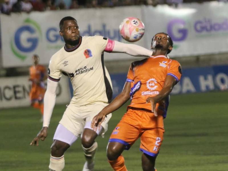 Yustin Arboleda, autor del gol del Olimpia, disputando el balón con el defensa Dayron Suazo de la UPN.