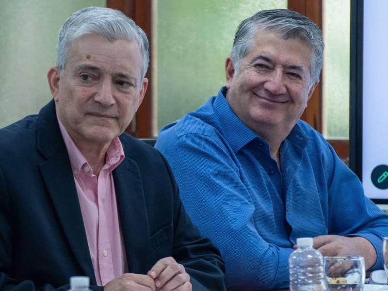 El comité es presidido por el ministro de la Presidencia, Juan Carlos García (der.), y a su lado, en la izquierda, el ministro de Energía, Eduardo Oviedo.