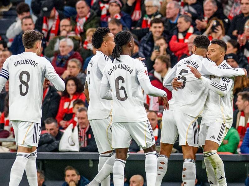 Mbappé celebrando con sus compañeros el golazo marcado en San Mamés.