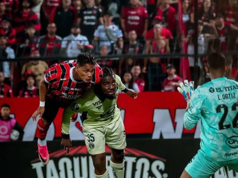 Creichel Pérez le ganó por arriba un balón al Búho Meléndez y marcó el segundo gol del Alajuelense-.