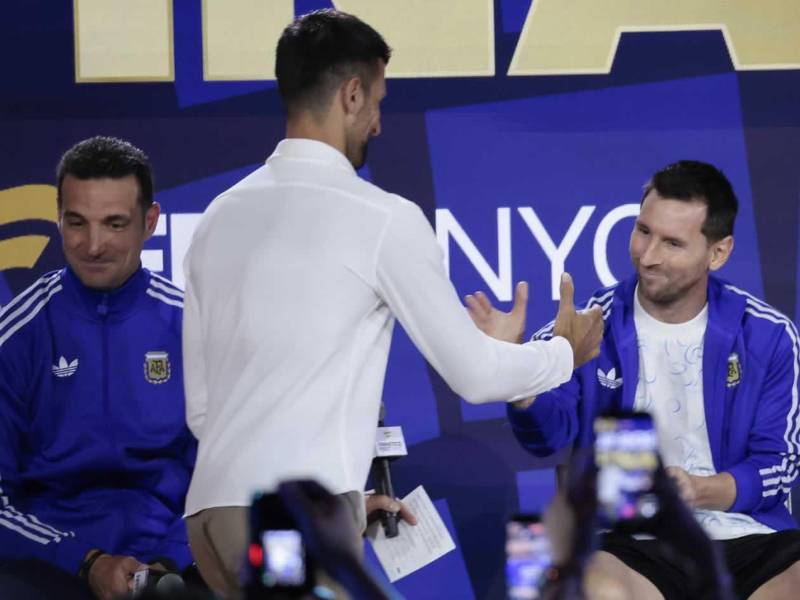 El saludo de Messi con el tenista serbio Novak Djokovic.