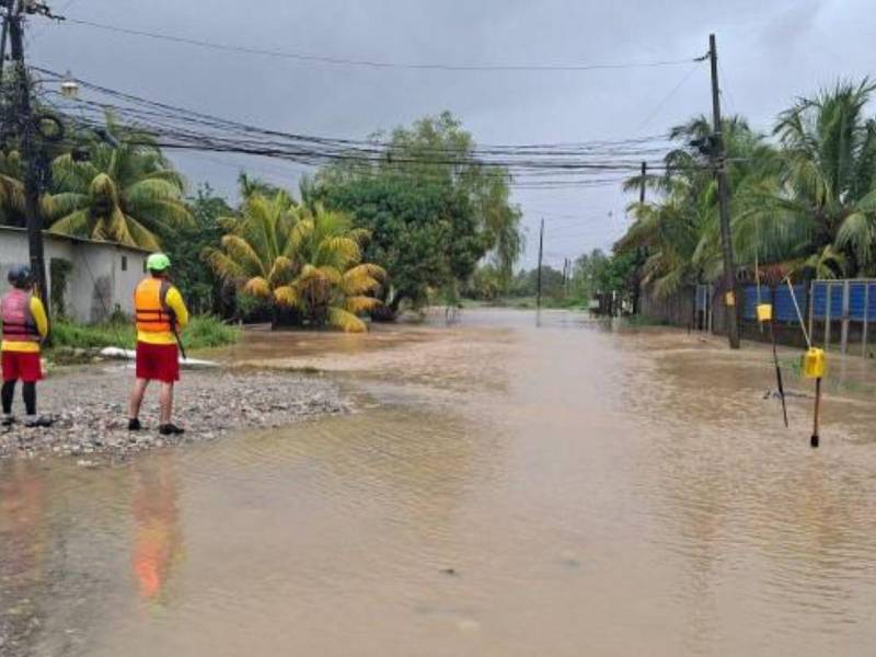 El Cuerpo de Bomberos ha estado monitoreando las zona bajas de Puerto Cortés donde las lluvias han inundado los patios de algunas viviendas.