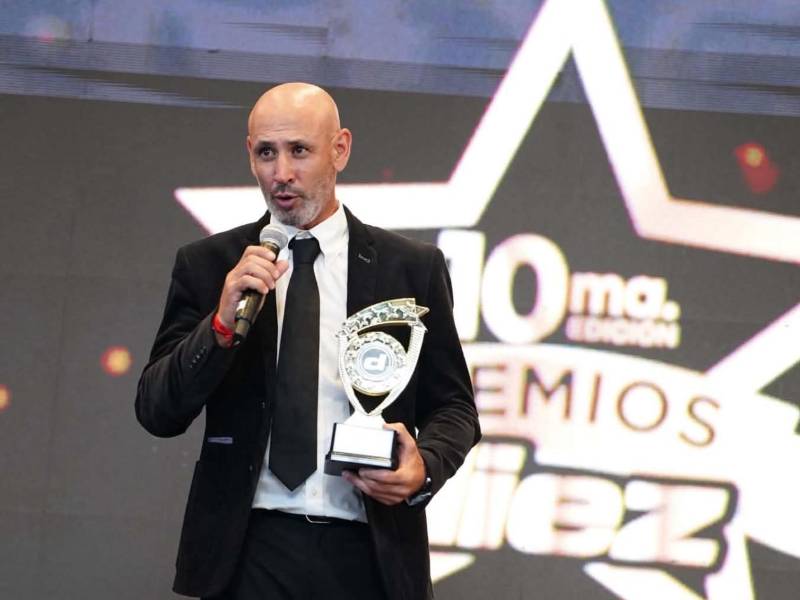 Eduardo Espinel se llevó el premio al mejor entrenador del año en la Liga de Honduras.