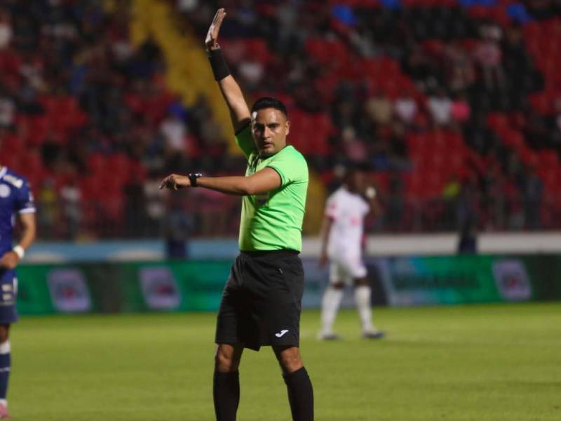 El árbitro hondureño Said Martínez también fue uno de los afectados tras los violentos disturbios registrados en la previa del clásico capitalino entre Motagua y Olimpia-.
