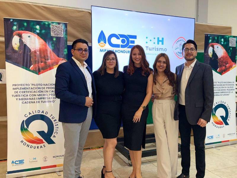 Aldo Miranda, técnico de San Pedro Sula; Heidy Bueso, gestora de Santa Rosa de Copán; Alejandra Varela, coordinadora nacional del Distintivo; Betsayda Mejía, técnico de Santa Rosa de Copán; y James Carter, técnico de Utila.