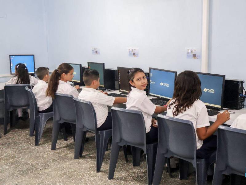 FUDEH /KAPPA apoyaron en la dotación de equipo de computación para la Escuela Juan Lindo.