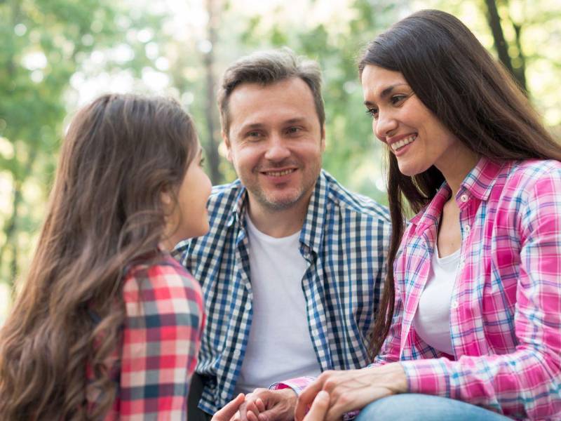 Los padres son los responsables de instruir y orientar a sus hijos adolescentes en temas de sexualidad y relaciones amorosas.