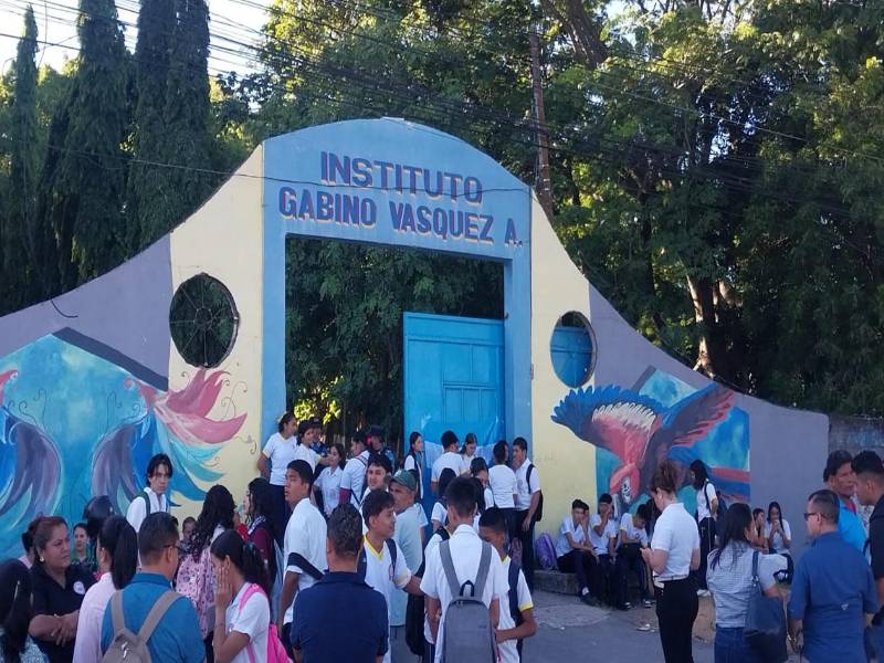Estudiantes se reúnen frente al Instituto Gabino Vasquez A.