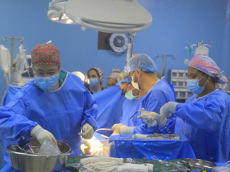 El equipo médico español, liderado por Tomasa Centella, junto al personal del hospital Mario Rivas, durante la cuarta cirugía de la brigada Sanando Corazones.