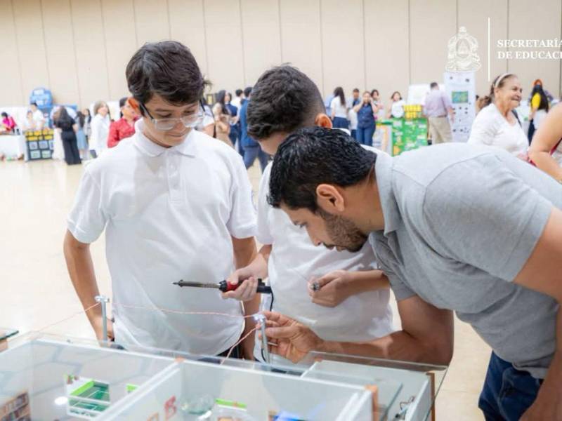 Estudiantes presentaron proyectos relacionados con la electricidad y la tecnología, demostrando su creatividad y los conocimientos adquiridos mediante experiencias de aprendizaje práctico e innovación.