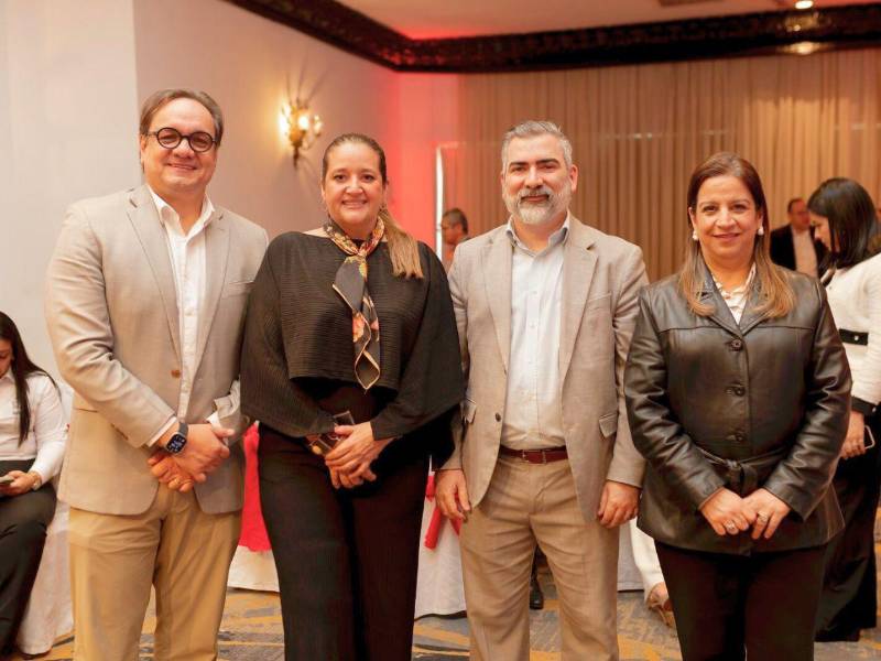 German Castañeda, VP de Comunicación Corporativa de Grupo Ficohsa; Norma Espinal, RSE de Expresso Americano; Raúl Palomo, Gerente de Reputación de Grupo Ficohsa; y Karla Simón, VP de Sostenibilidad de Grupo Ficohsa.