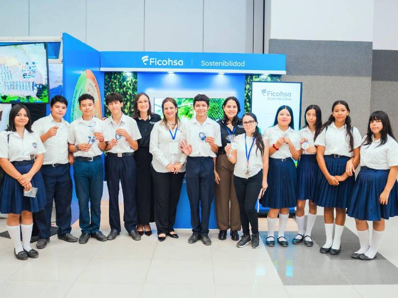 Los estudiantes conocieron sobre las iniciativas de sostenibilidad de Grupo Ficohsa en su visita al stand.