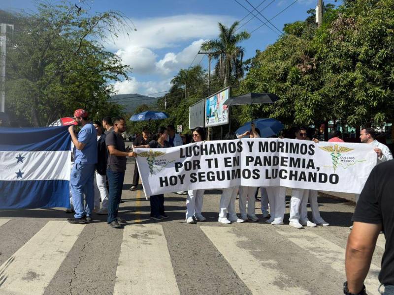 Médicos protestan frente al hospital Mario Catarino Rivas de San Pedro Sula.