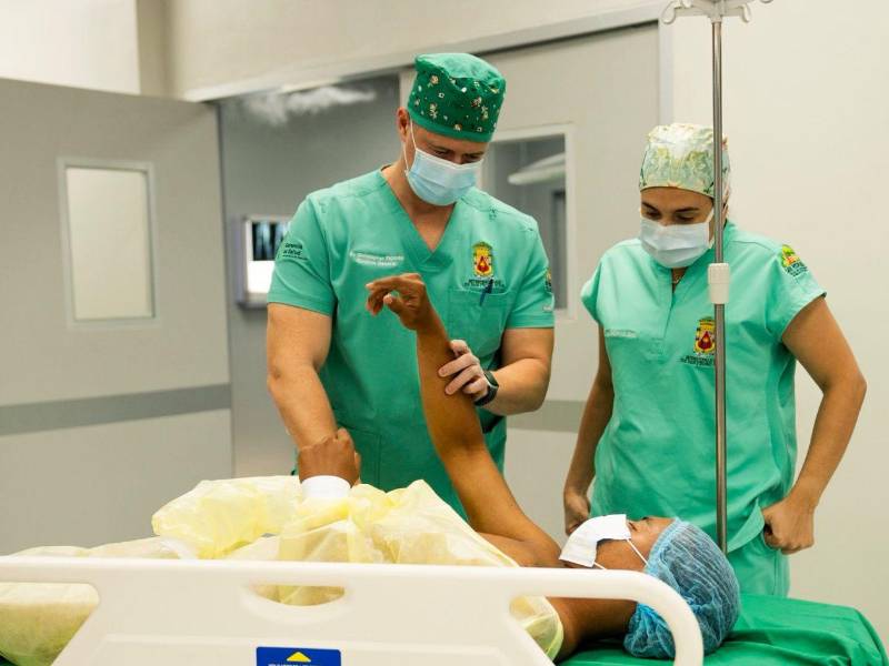 Elmer Eleazer Castro, un estudiante que en su rato libre trabaja como delivery en su motocicleta, fue operado con éxito este martes. Este es el momento en que estaba en el quirófano del Policlínico del Macro de Salud Las Palma.