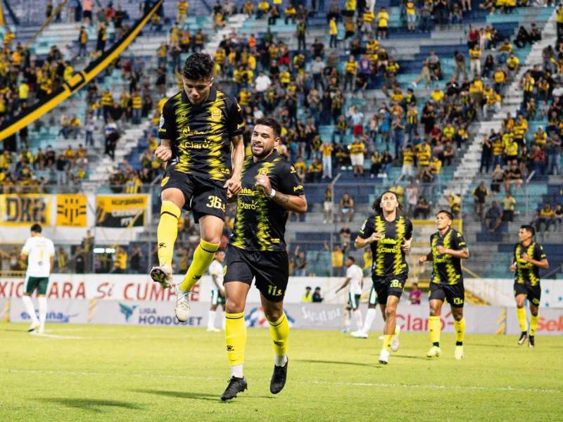 Roberto Osorto celebrando su gol que puso a ganar el Real España.