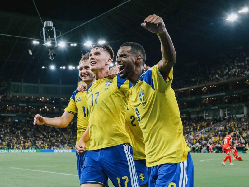 Alexander Isak y Viktor Gyokeres festejando uno de los goles de Suecia contra Túnez.