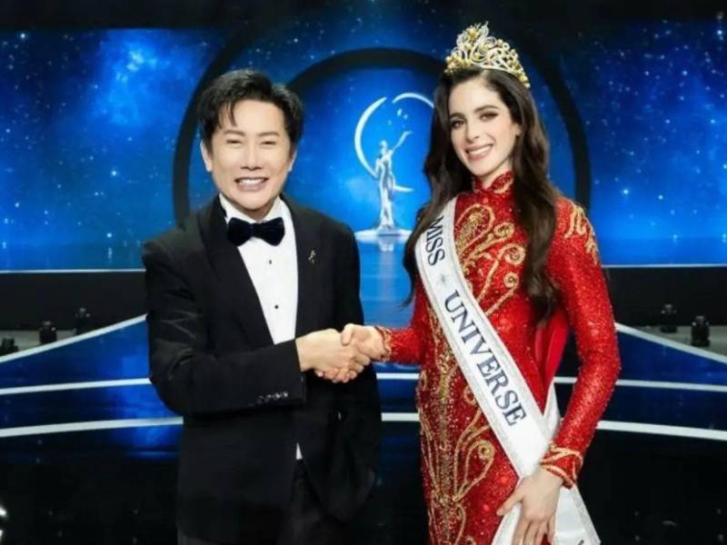 El tailandés Nawat Itsaragrisil , encargado de organizar el certamen en el que la mexicana fue coronada, niega haber insultado a Fátima Bosch, y emprendió acciones legales en su contra.