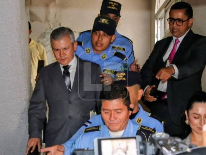 Roosevelt Hernández, exjefe del Estado Mayor Conjunto de las Fuerzas Armadas de Honduras, llegando a los Juzgados de Letras Penal en Tegucigalpa.