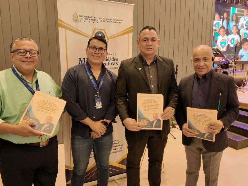 El director departamental destacó que el diplomado busca fortalecer las capacidades de los docentes en distintas áreas y contribuir a mejorar la educación de los niños.