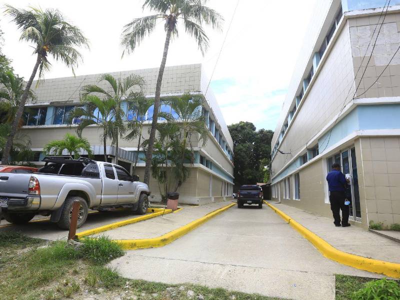 El edificio administrativo del Seguro Social, en El Progreso, solo dan consulta externa, para especialidades, cirugía u hospitalización, los pacientes deben ir al hospital de San Pedro Sula.