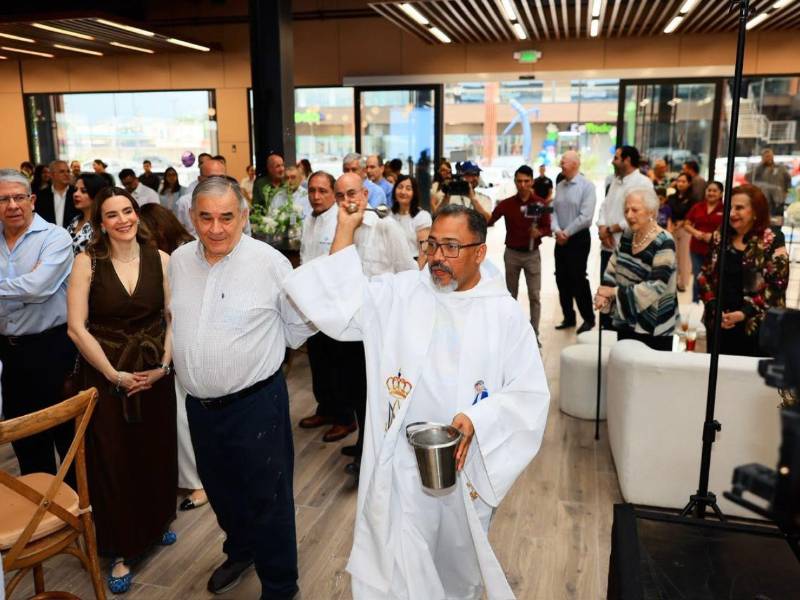 Los espacios de Norpoint fueron diseñados para reunir establecimientos comerciales, servicios y opciones de entretenimiento en un mismo lugar. No se podía comenzar, sin la bendición de Dios.