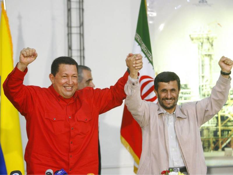 La relación entre Ahmadinejad y Hugo Chávez fue mucho más que un acuerdo comercial; fue una fraternidad ideológica que buscaba socavar, según ellos, la influencia de Estados Unidos en los países del mundo.