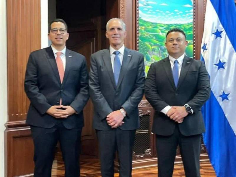 El exdiputado nacionalista Reinaldo Sánchez, junto al presidente de Honduras, Nasry Asfura Zablah, y Nelson Márquez.