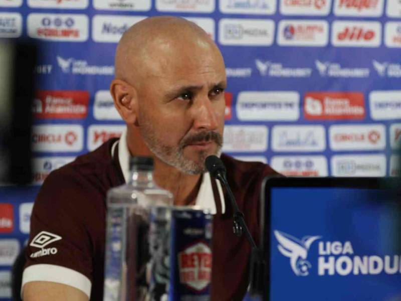 Eduardo Espinel en conferencia de prensa tras el empate de Olimpia ante Real España.