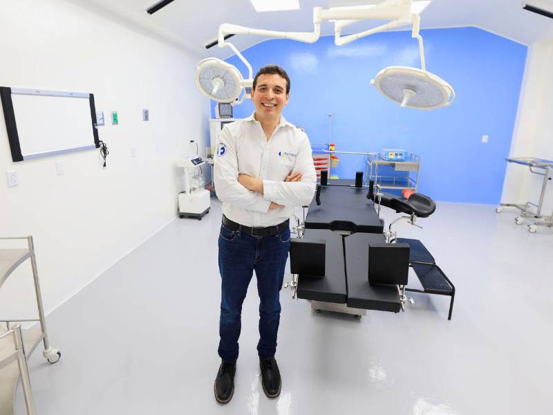 El licenciado Melvin Ferraro destacó que la clínica ha logrado mantener el legado de sus padres, con un importante crecimiento de servicios médicos y expansión en los últimos 10 años.