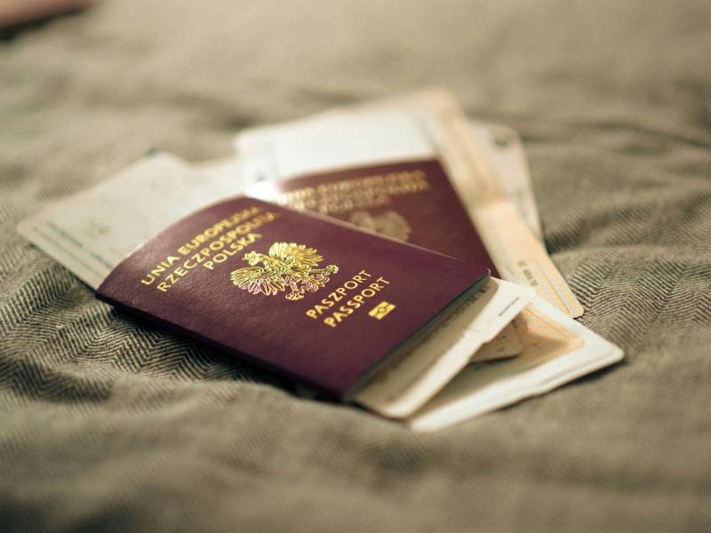 Viajar sin visado y cruzar fronteras con mayor facilidad es un privilegio reservado a los pasaportes más influyentes del mundo. Esa capacidad de movilidad es la que mide el <b>Henley Passport Index 2026</b>, elaborado por Henley &amp; Partners con datos de la Asociación Internacional de Transporte Aéreo (IATA). Estos son los más poderosos de 2026...