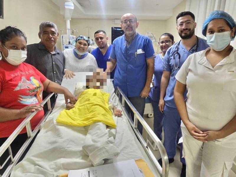 El equipo de Cuidados Intensivos Pediátrico, liderado por el doctor Edwin Mauricio Cantillano, se despide de Jesús Alexis antes de llevarlo al área de hospitalización.