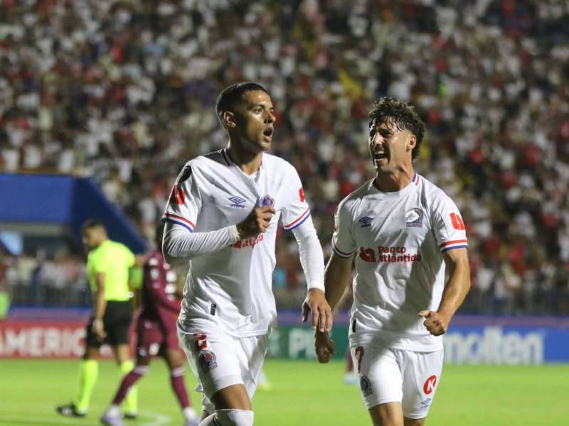 El defensor uruguayo Emanuel Hernández de Olimpia celebrando el gol con su compañero Imanol.