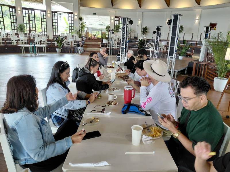 Turistas disfrutando de un animado espacio de entretenimiento y gastronomía en el actual Media Luna Resort &amp; Beach Club de Roatán, que pronto se transformará en el nuevo Sol Roatán Media Luna Resort de Meliá Hotels International.