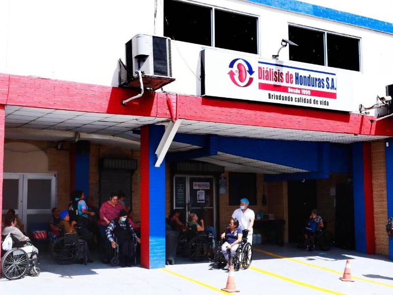 Los pacientes renales deben acudir a sus sesiones de diálisis tres veces a la semana, una rutina que implica gastos de transporte y medicamentos que representan una carga económica para muchas familias.