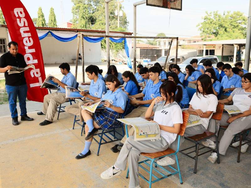 Estudiantes de la jornada vespertina del centro Soledad Fernández leen el segundo fascículo de Mente Sana, que aborda la depresión.