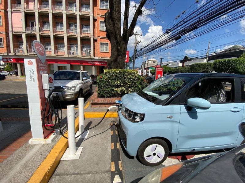 Este es uno de los pocos carros elétricos que circulan por las calles y carreteras de Honduras.