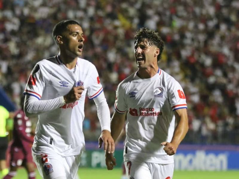 El defensor uruguayo Emanuel Hernández se encargó de abrir el marcador en el clásico Olimpia vs Saprissa.