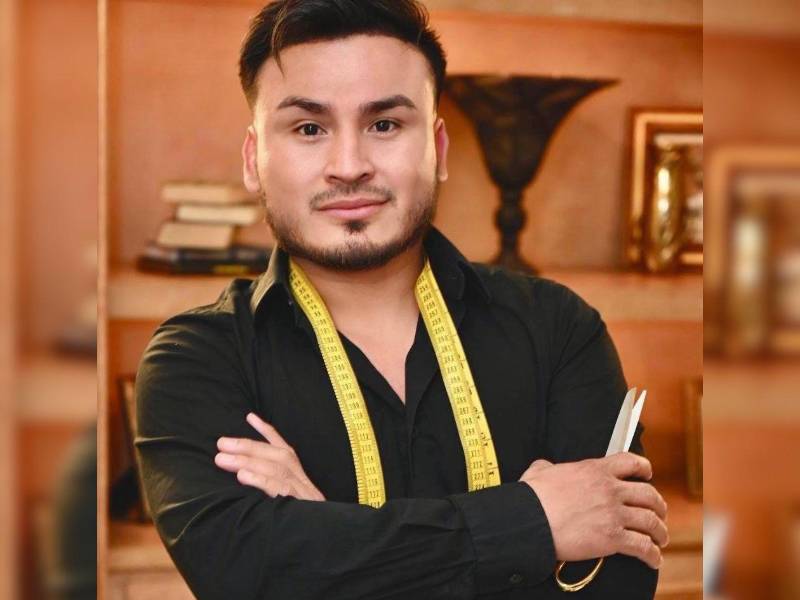 Eddie Carbajal, recibe el aplauso del público en Nueva York tras presentar su colección Luz Eternal Love, un emotivo homenaje a sus raíces y al legado de su madre, Luz Rivera.