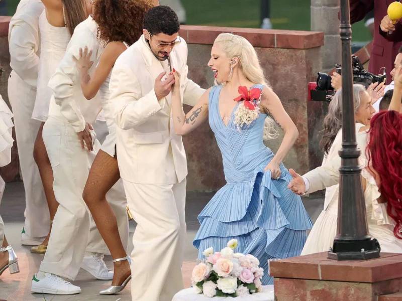 Bad Bunny bailando salsa con Lady Gaga.